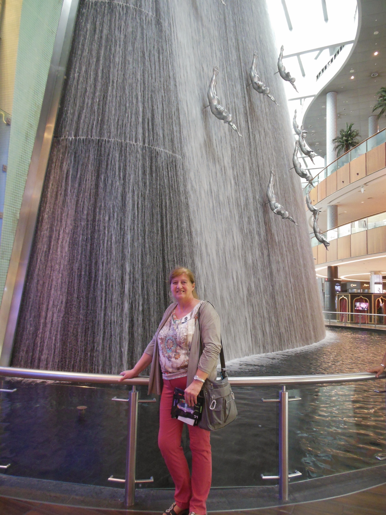 Wasserfall Dubai Mall (1350x1800)