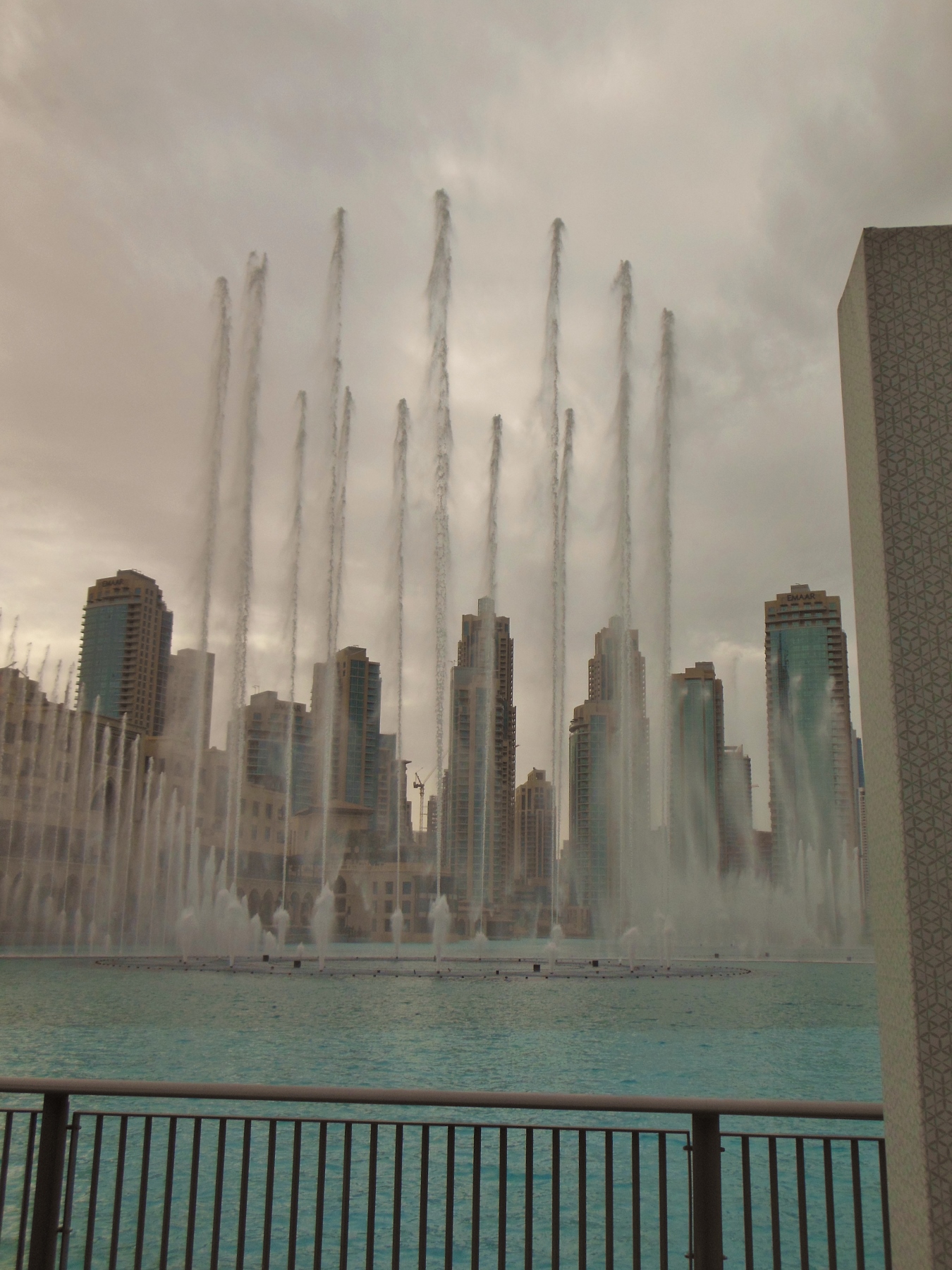 Wasserspiele vor dem Burj al Khalifa (1350x1800)