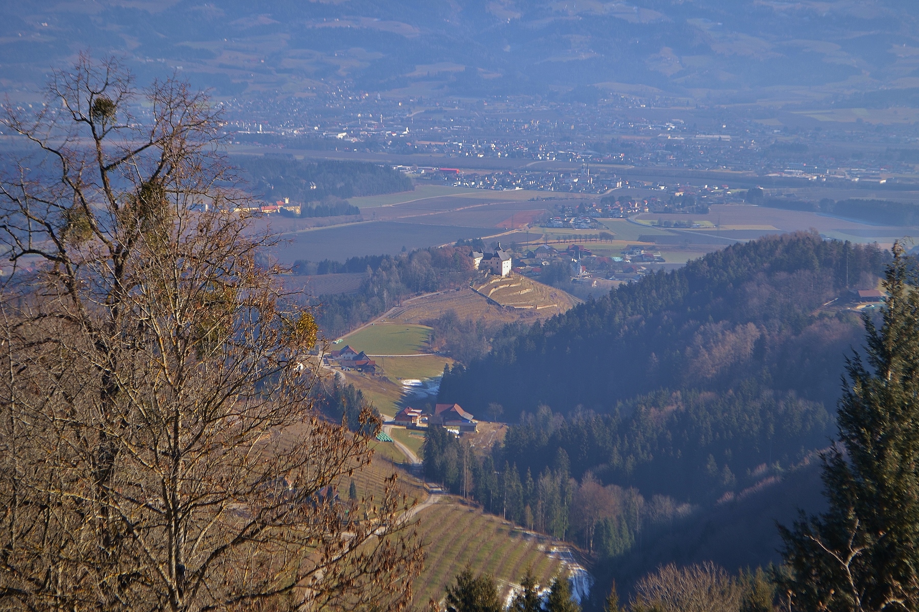 Blick vom Reisberg auf Schloss Thürn und das Lavanttal – Neuhaus ...